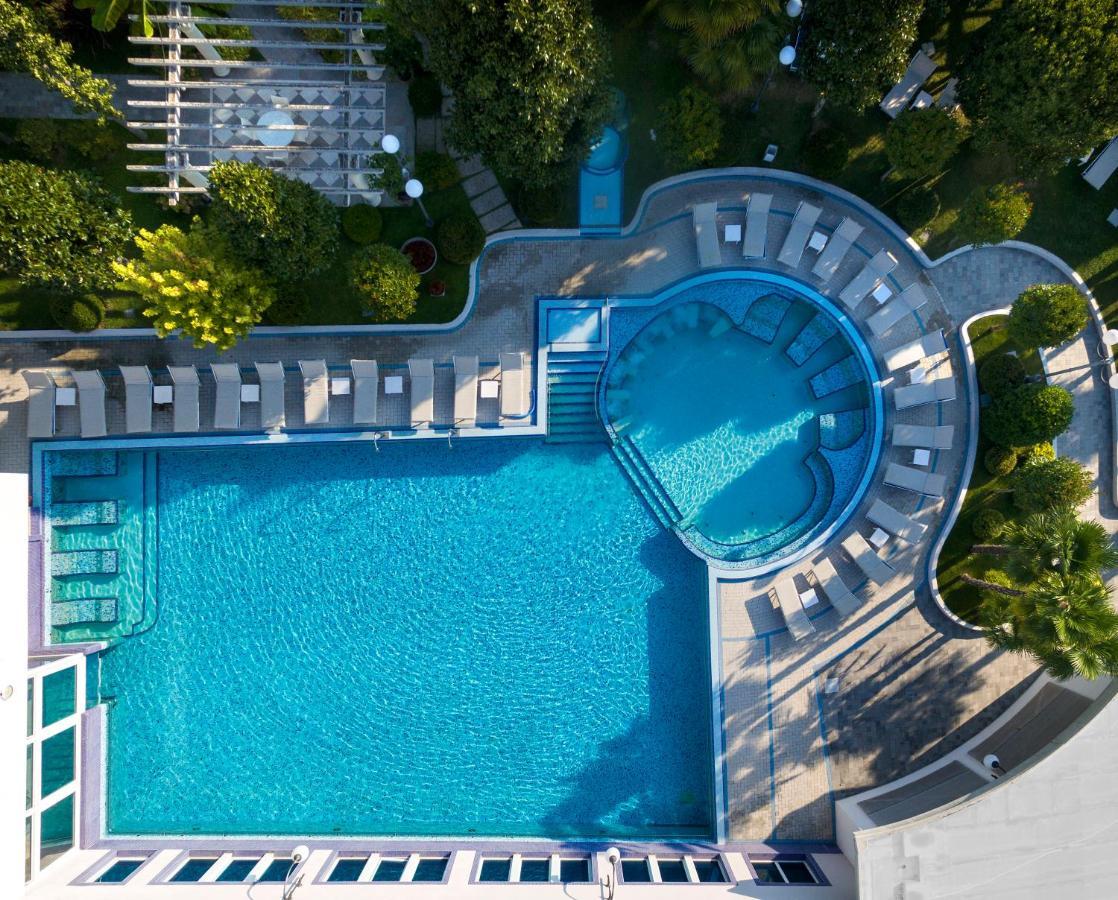 Grand Hotel Trieste & Victoria Abano Terme Exterior foto Aerial view of the pool