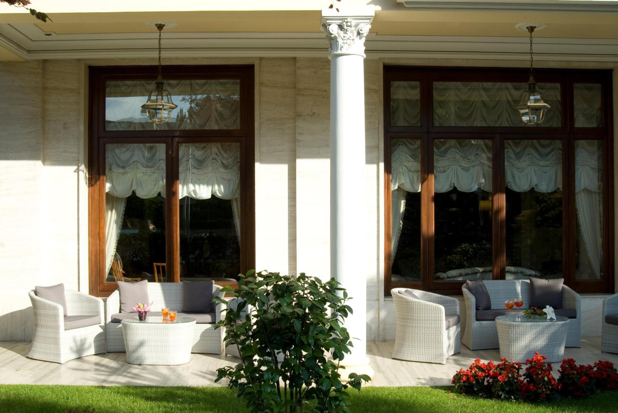 Grand Hotel Trieste & Victoria Abano Terme Exterior foto The veranda of the hotel