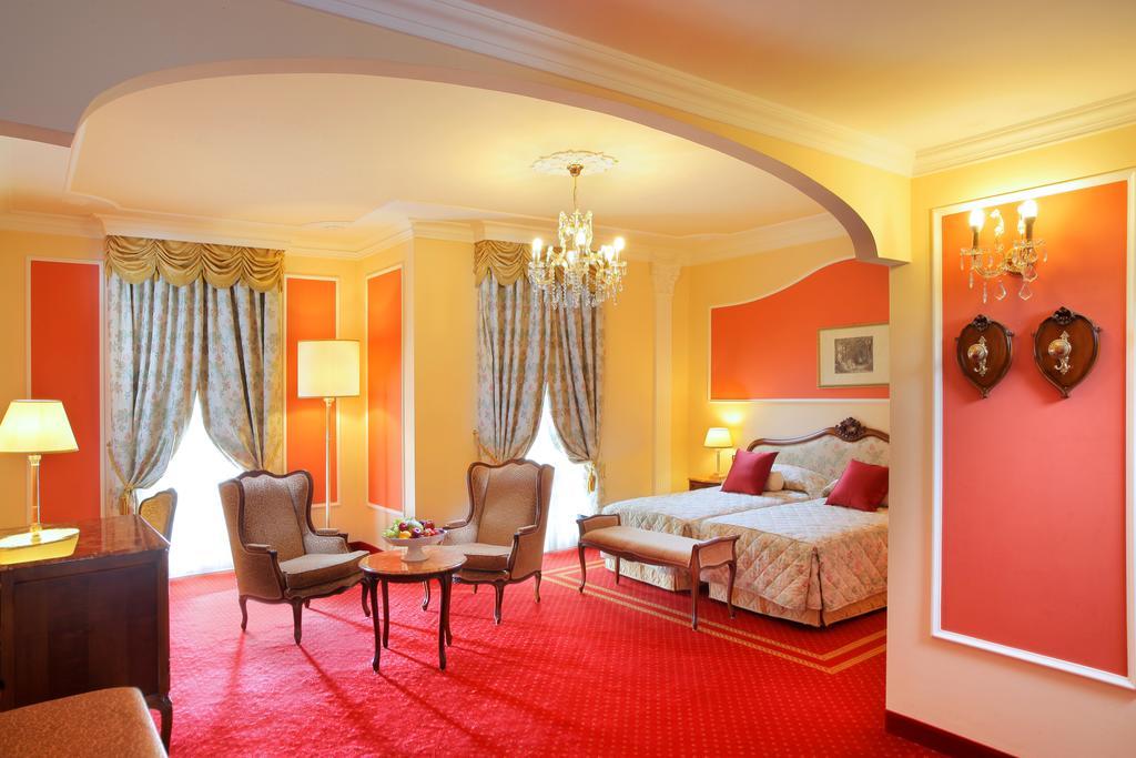 Grand Hotel Trieste & Victoria Abano Terme Exterior foto A suite at the Hotel de Crillon