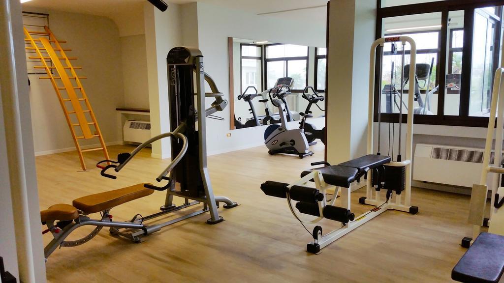 Grand Hotel Trieste & Victoria Abano Terme Exterior foto A gym in a hotel