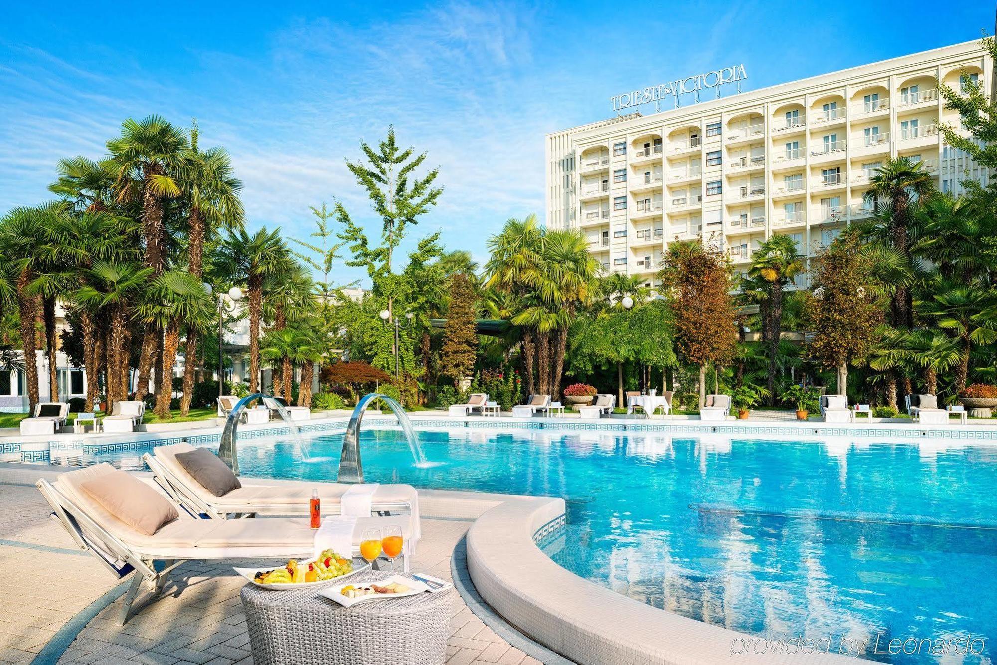 Grand Hotel Trieste & Victoria Abano Terme Exterior foto The hotel's swimming pool