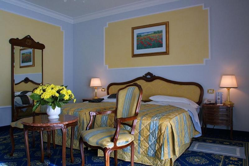 Grand Hotel Trieste & Victoria Abano Terme Exterior foto A room at the hotel